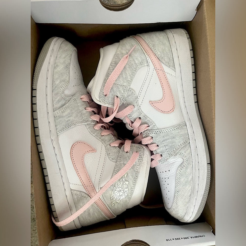 Nike- Women’s Air Jordan 1 Mid
